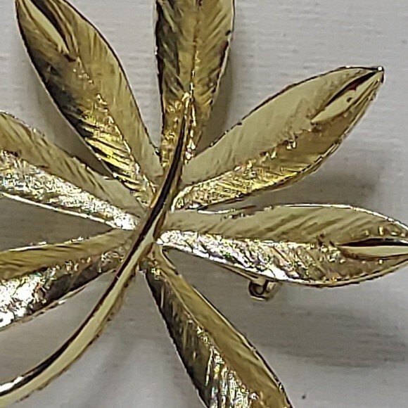 Vintage Goldtone metal Floral Brooch Pin 2.25 x 2.25" - Picture 2 of 3